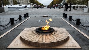 Tombe du soldat inconnu sous l’Arc de Triomphe à Paris lors des commémorations du 11 novembre (© Ludovic Marin/Getty Images)(Bing France)