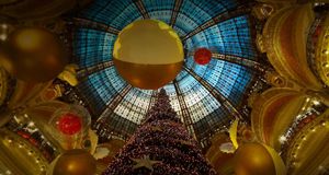 Décorations de Noël à l’intérieur des galeries Lafayette, Paris (© WIN-Initiative/Getty Images) &copy; (Bing France)