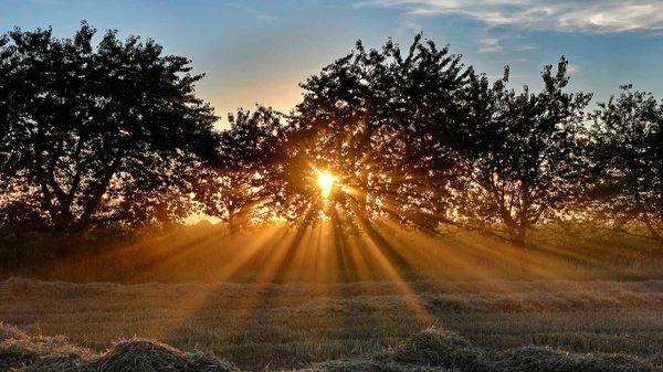Sonnenuntergang in der Nähe von Hetzles, Fränkische Schweiz, Bayern, Deutschland