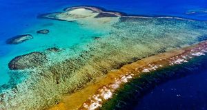 Vue aérienne de la grande barrière récifale de Nouvelle-Calédonie près de Nouméa (© Blaine Harrington III/Corbis) &copy; (Bing France)