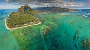 Le Morne Brabant, Mauritius (© Hemis/Alamy)(Bing New Zealand)