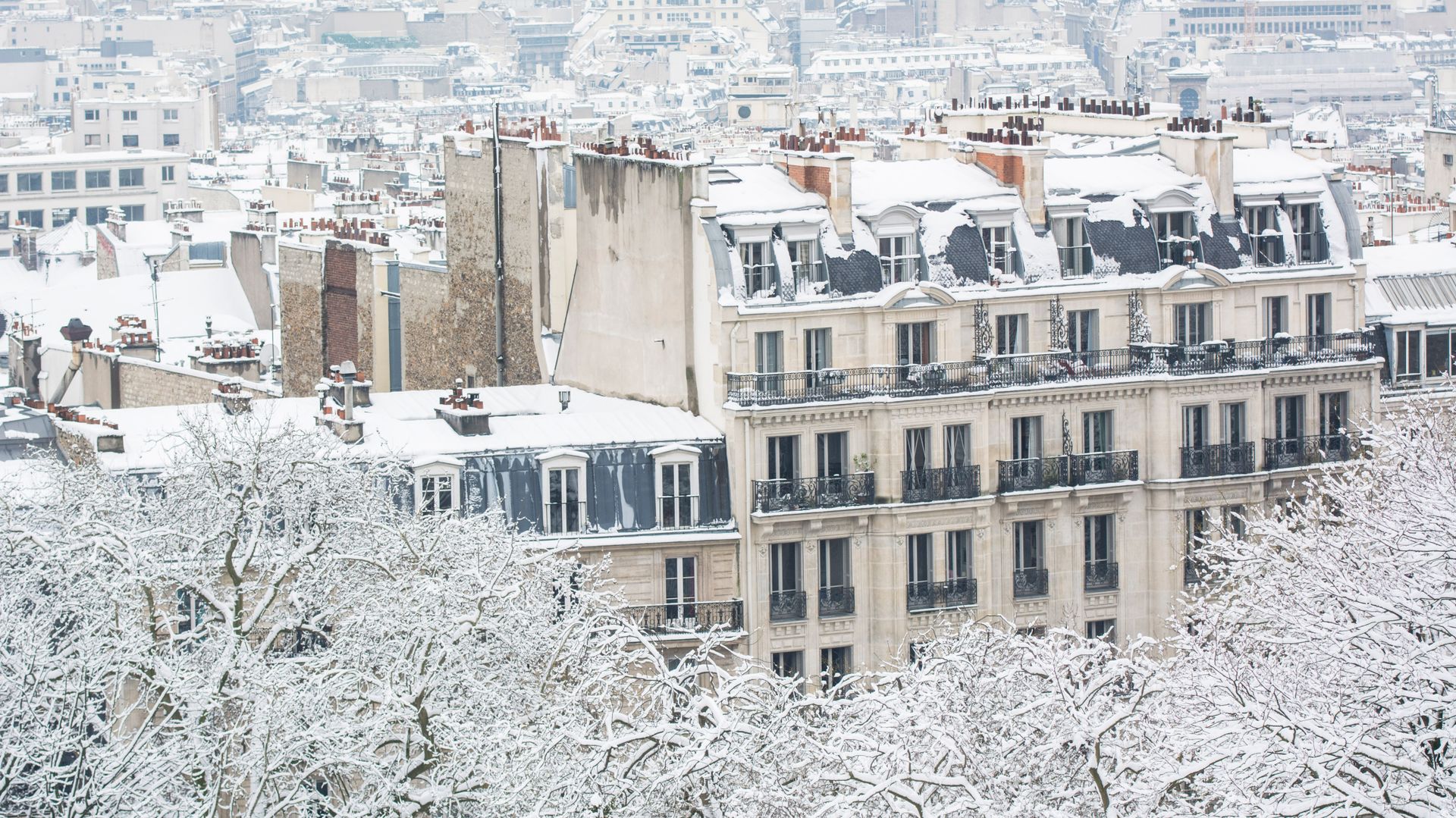Les toits de Paris sous la neige