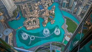 哈利法塔湖中的迪拜喷泉，迪拜哈利法塔 (© Eli Asenova/Getty Images)(Bing China)