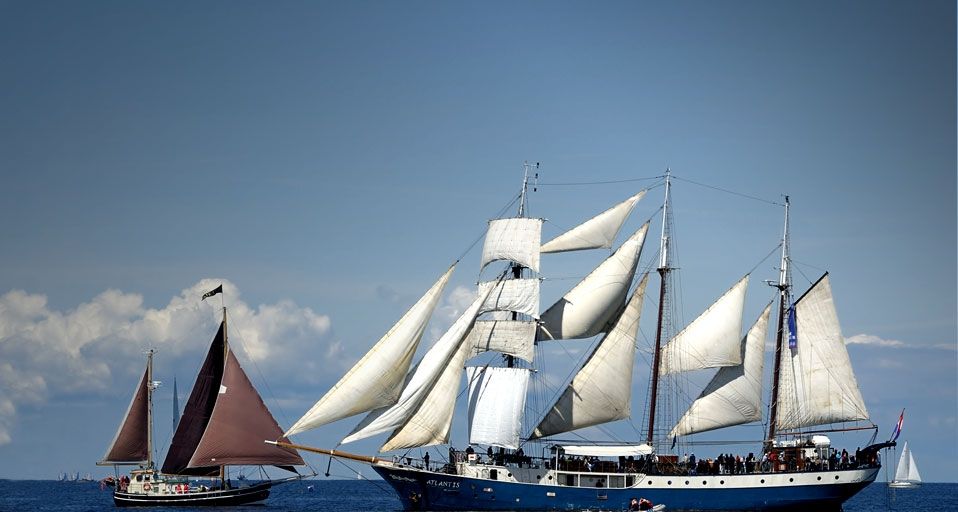 Zwei dreimastige Segelschiffe während der Kieler Woche