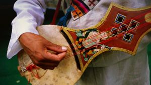 西藏拉萨罗布林卡，藏族六弦琴演奏 (© Juliet Coombe/Lonely Planet Images/ Getty Images)(Bing China)