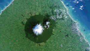 ｢タラナキ山｣ニュージーランド, 北島 (© NASA/USGS)(Bing Japan)