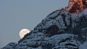 La lune se lève sur le Parc National de Yellowstone, États-Unis (© Tom Murphy/Getty Images)(Bing France)