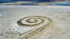 “Spiral Jetty” au bord du Grand Lac Salé, Utah, États-Unis (© Cameron Davidson/Gallery Stock)(Bing France)