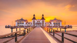 Sonnenaufgang an der Seebrücke Sellin, Rügen, Mecklenburg-Vorpommern (© bluejayphoto/Getty Images)(Bing Deutschland)