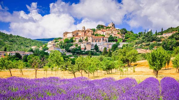 Village de Simiane-la-Rotonde et champ de lavande, en Provence