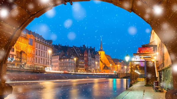 Quai et église Saint-Nicolas à Strasbourg pendant la période des fêtes