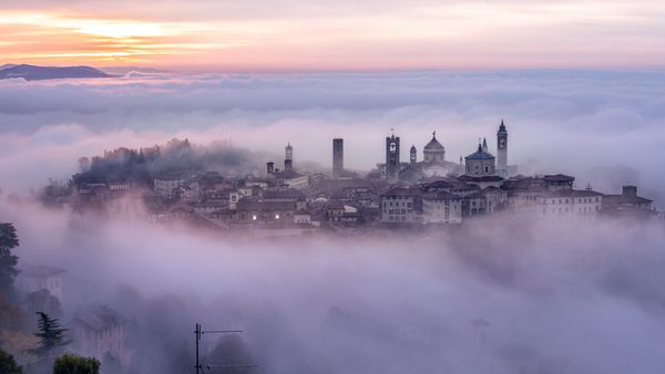 Città Alta di Bergamo avvolta dalla nebbia, Lombardia