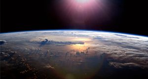 从宇宙国际空间站拍到的太平洋上的日落 -- NASA - digital version copyright/Science Faction/Corbis &copy; (Bing China)