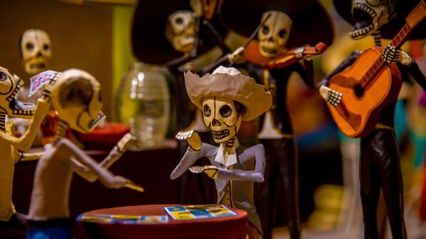 Scheletri (calacas) travestiti per le celebrazioni del Día de los Muertos in Messico