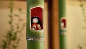 竹筒から顔をのぞかせる可愛いひな人形 (© Bong Grit/Getty Images)(Bing Japan)