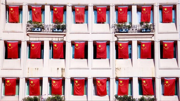 国庆节期间街道上飘扬的五星红旗，中国深圳