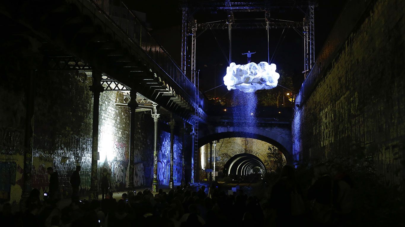 Un acrobate s’apprêtant à faire un saut au dessus des voies ferrées de la ligne de Petite Ceinture de Paris lors de l’édition 2015 de la Nuit Blanche