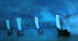 雾气弥漫的湖面上的渔船 (© Blue Jean Images/Alamy) &copy; (Bing China)