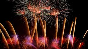 Fireworks show, Québec City, Canada (© McPhoto/Burch/Alamy Stock Photo)(Bing New Zealand)