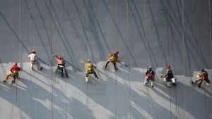 Workers applying stucco to a wall of a new building (© Ognian Medarov/500px)(Bing United States)