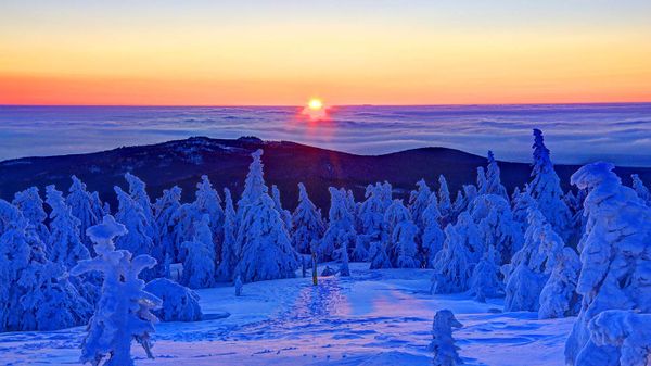 Winterlicher Sonnenaufgang auf dem Gipfel des Brocken, Sachsen-Anhalt, Deutschland