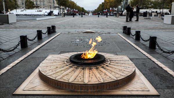 Tombe du soldat inconnu sous l’Arc de Triomphe à Paris lors des commémorations du 11 novembre