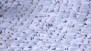 人们在布雷纳德的加尔湖上冰钓，明尼苏达州 (© Robert Benson/Cavan)(Bing China)