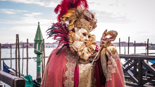 Maschera veneziana con gondole sul retro, Venezia, Veneto