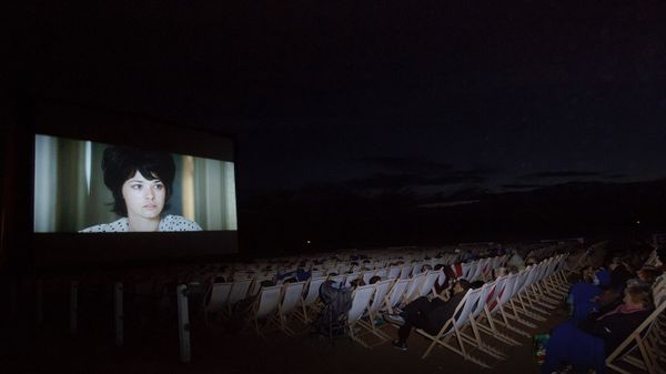 Des spectacteurs devant un film diffusé en plein air, Festival du Film Romantique de Cabourg, France