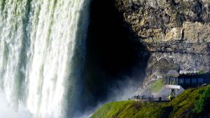 Tourists visiting Journey Behind the Falls, Horseshoe Falls, Ontario (© Alan Copson/info@awl-images.com/JAI/Corbis)(Bing Canada)