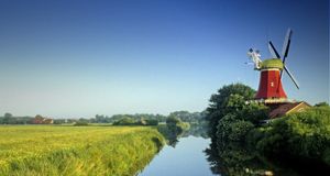 Die Rote Windmühle, eine der beiden Zwillingswindmühlen bei Greetsiel, Ostfriesland – Heinz Wohner/LOOK-foto/Photolibrary &copy; (Bing Germany)