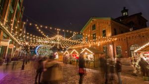 Toronto Christmas market at the Distillery District, Toronto (© Paul Porter/Getty Images)(Bing Canada)