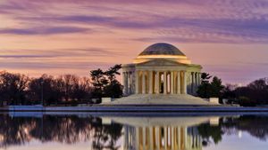 Thomas Jefferson Memorial reflected in the Tidal Basin, Washington, DC (© Cvandyke/Shutterstock)(Bing United States)