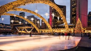 Christmas Lights and Christmas tree at Nathan Phillips square, Toronto (© Bert Hoferichter/AgeFotostock)(Bing Canada)