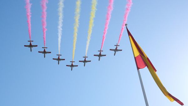 La Patrulla Águila sobrevuela durante el Desfile Militar del Día Nacional, Madrid, España