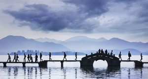乌云下，西湖桥上的行人 (© Jon Hicks/Corbis) &copy; (Bing China)