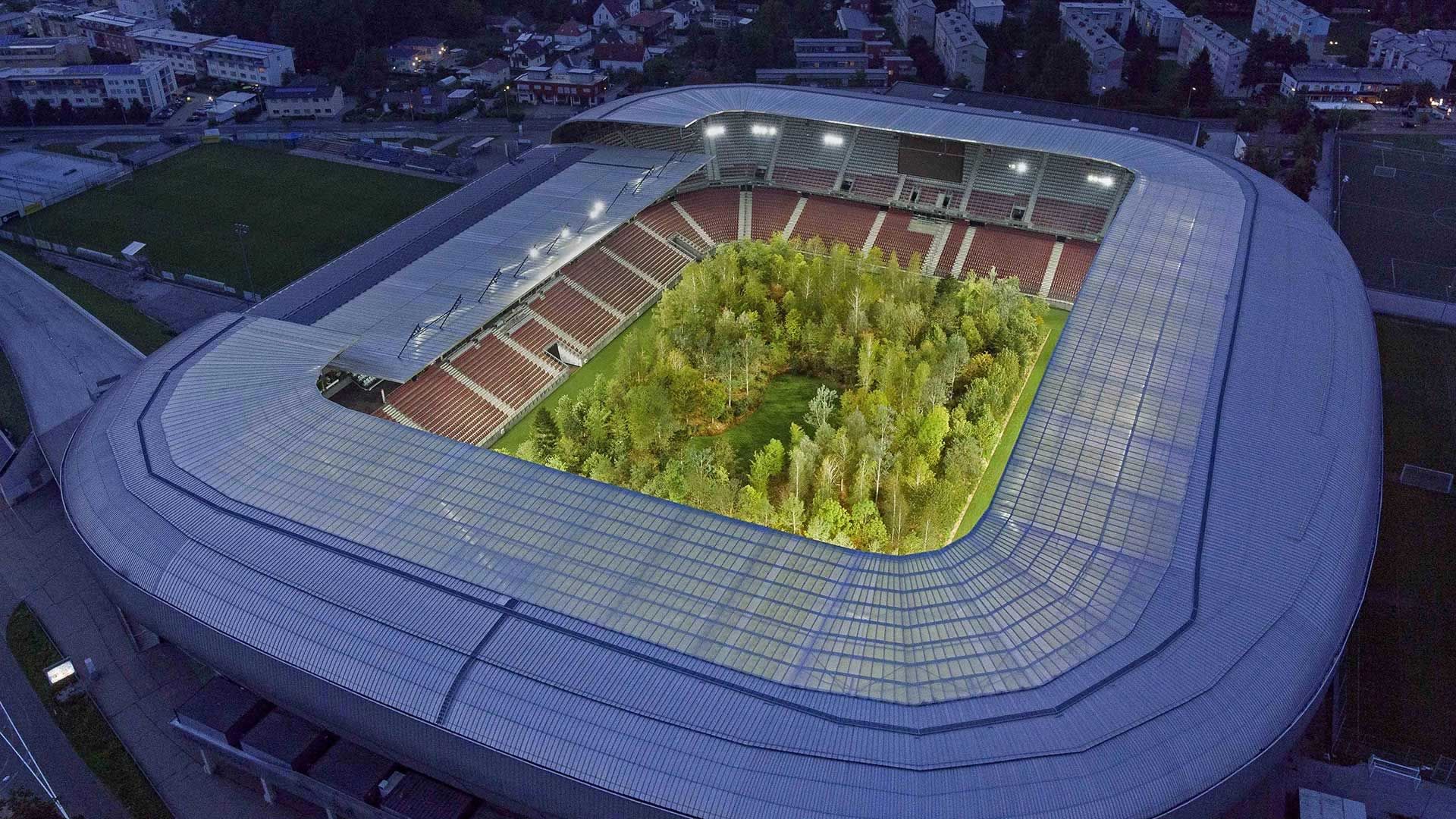 Installation de Klaus Littmann « POUR LES FORÊTS : Une attraction naturelle sans fin » dans le stade de Wörthersee, Klagenfurt, Autriche