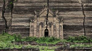 Mingun Pahtodawgyi ruins, Mingun, Myanmar (© David Santiago Garcia/Aurora Photos)(Bing United States)