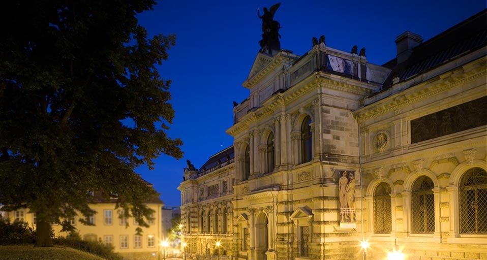 Das Albertinum in Dresden strahlt im nächtlichen Scheinwerferlicht
