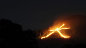 大文字山の大文字, 京都 (© Masako Ishida/Getty Images)(Bing Japan)