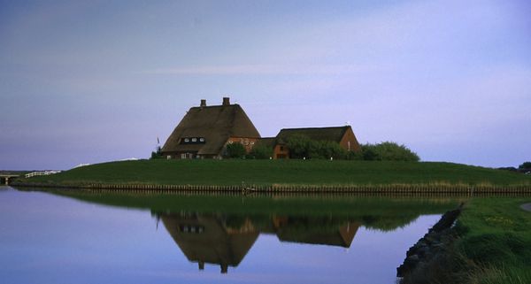 Die Kirchwarft auf der Hallig Hooge