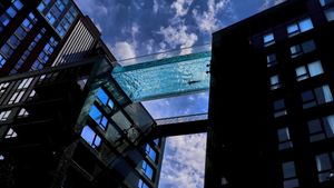The Sky Pool at Embassy Gardens in London, England (© Xinhua News Agency/Getty Images)(Bing United States)