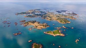 鸟瞰视角下的布雷阿岛，法国阿摩尔滨海省 (© LECLERCQ Olivier/hemis.fr/Alamy)(Bing China)