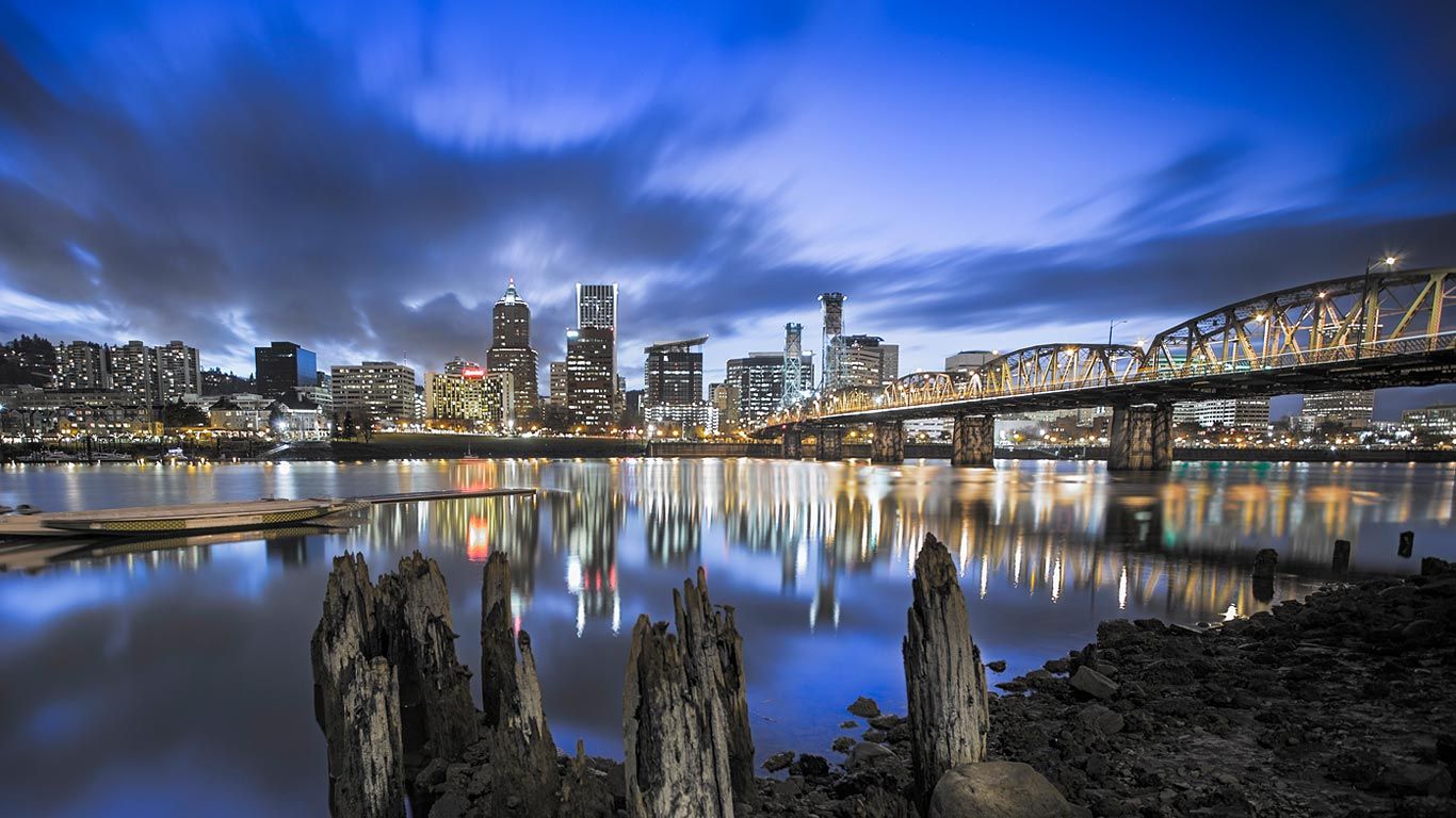 Portland skyline and Willamette River, Oregon, USA