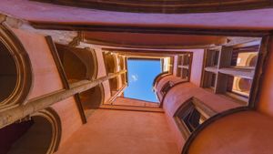 里昂的一条穿廊，法国 (© TPopova/Getty Images) 法国(Bing China)