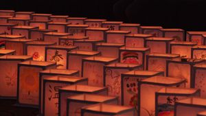 復興の願いが書かれた灯籠, 宮城県 名取市 (© NurPhoto/Getty Images)(Bing Japan)