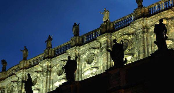 Steinstatuen auf den Balustraden der Dresdner Kathedrale