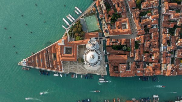 Vue aérienne du Grand Canal et de la Basilique de Santa Maria della Salute, Venise, Italie