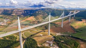 Vue aérienne du Viaduc de Millau (© Sergi Reboredo/Alamy)(Bing France)