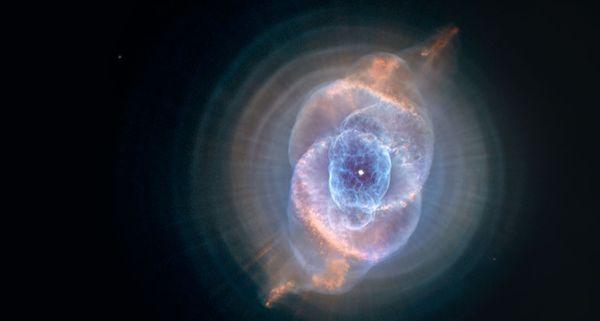 The dust of the Cat's Eye Nebula